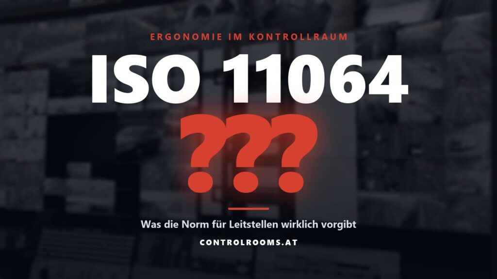 Schriftzug ISO 11064 mit drei roten Fragezeichen vor der Videowand einer Leitstelle