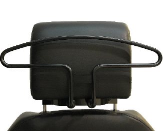 Schwarzer Kleiderbügel an der Kopfstütze des Secur24